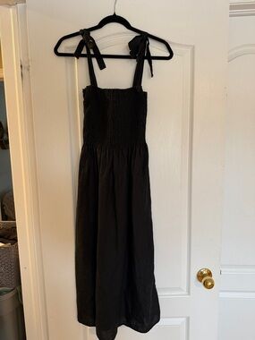 Aritzia 100% linen Women’s ' Black Tie-Shoulder Smocked Midi Dress
